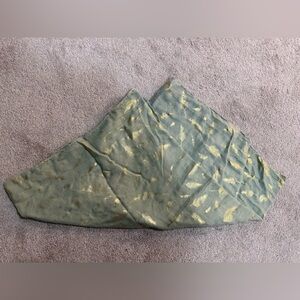 Elegant Green and Gold Women's Scarf